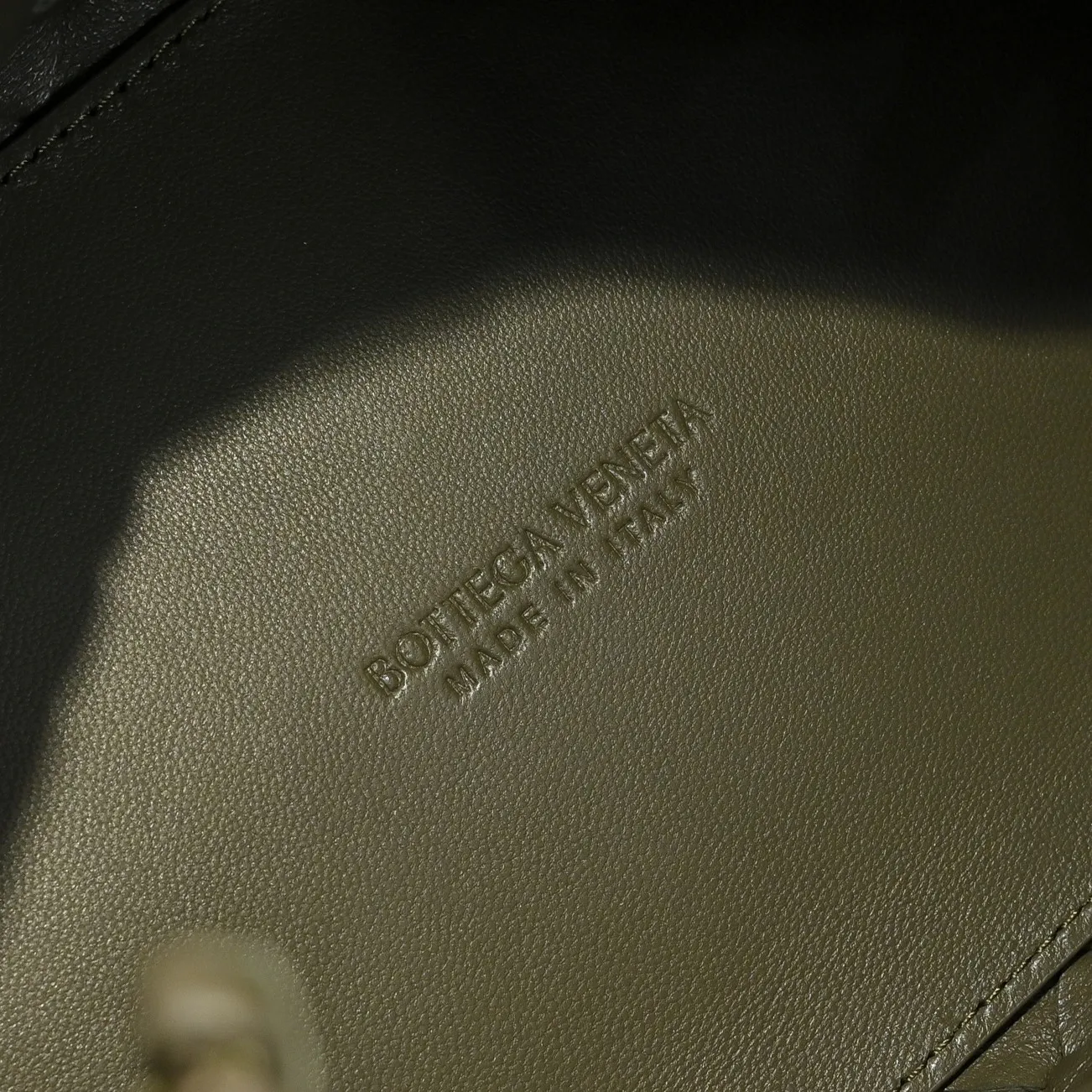 Batch 2060 BOTTEGA VENETA2025 new autumn medium suede parachuta has a unique appearance with the iconic metal knot, and a whole piece of leather folds the four corners into a parachute shape! The exquisite Knot metal buckle is like putting jewelry on a bag. It is high-end and elegant. Its super capacity can hold all your things! The overall effect of this bag is very different from before. It is neither too delicate to provide a large capacity nor too bulky because of its practicality. It simply provides a perfectly suitable bag for casual and simple people👜 Style number: 5921 Size: 29.5*18.5*17.5cm
